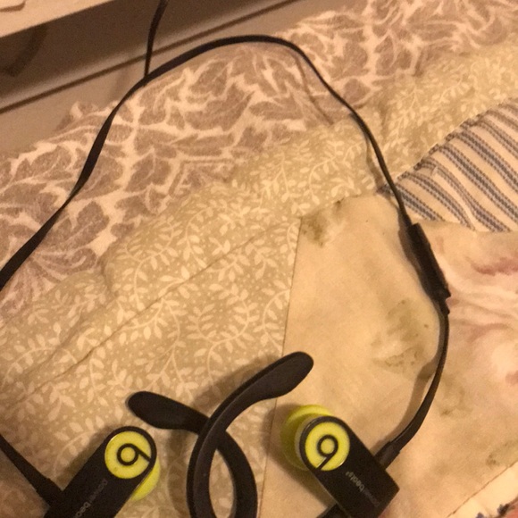 Beats Earbuds - Picture 2 of 2